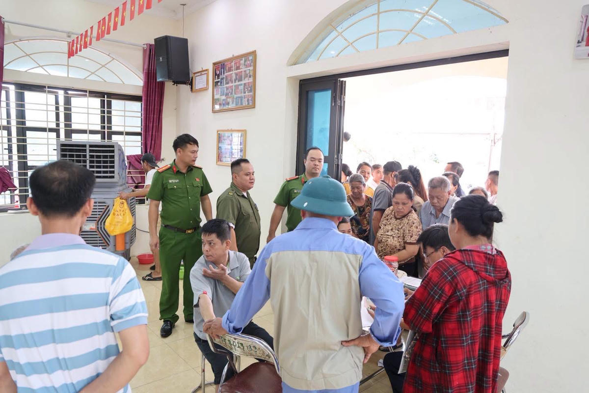 Sự phối hợp nhịp nhàng giữa chính quyền, ngân hàng và lực lượng công an đã giúp quy trình kiểm tra hồ sơ, giải ngân trực tiếp diễn ra thông suốt, an toàn tuyệt đối về mọi mặt, mang lại sự phấn khởi và an tâm cho toàn thể nhân dân
