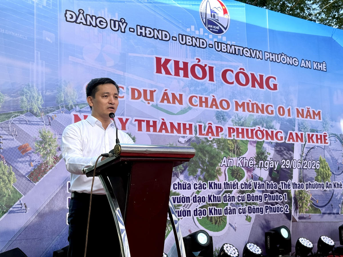 Chủ tịch UBND phường An Khê Ngô Ngọc Hậu: “Các hạng mục sân lễ phục vụ cho đình làng, khu vực tập thể dục ngoài trời, thiết bị vui chơi trẻ em, sân thể thao và các không gian chức năng khác…mang lại hiệu quả thiết thực”. Ảnh: Nguyễn Tú