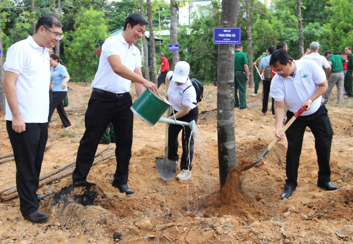 Uỷ ban MTTQ Việt Nam TP Hồ Chí Minh đang phối hợp với nhiều cơ quan, tổ chức triển khai Chương trình Trồng 1 triệu cây xanh. Ảnh: QĐ.