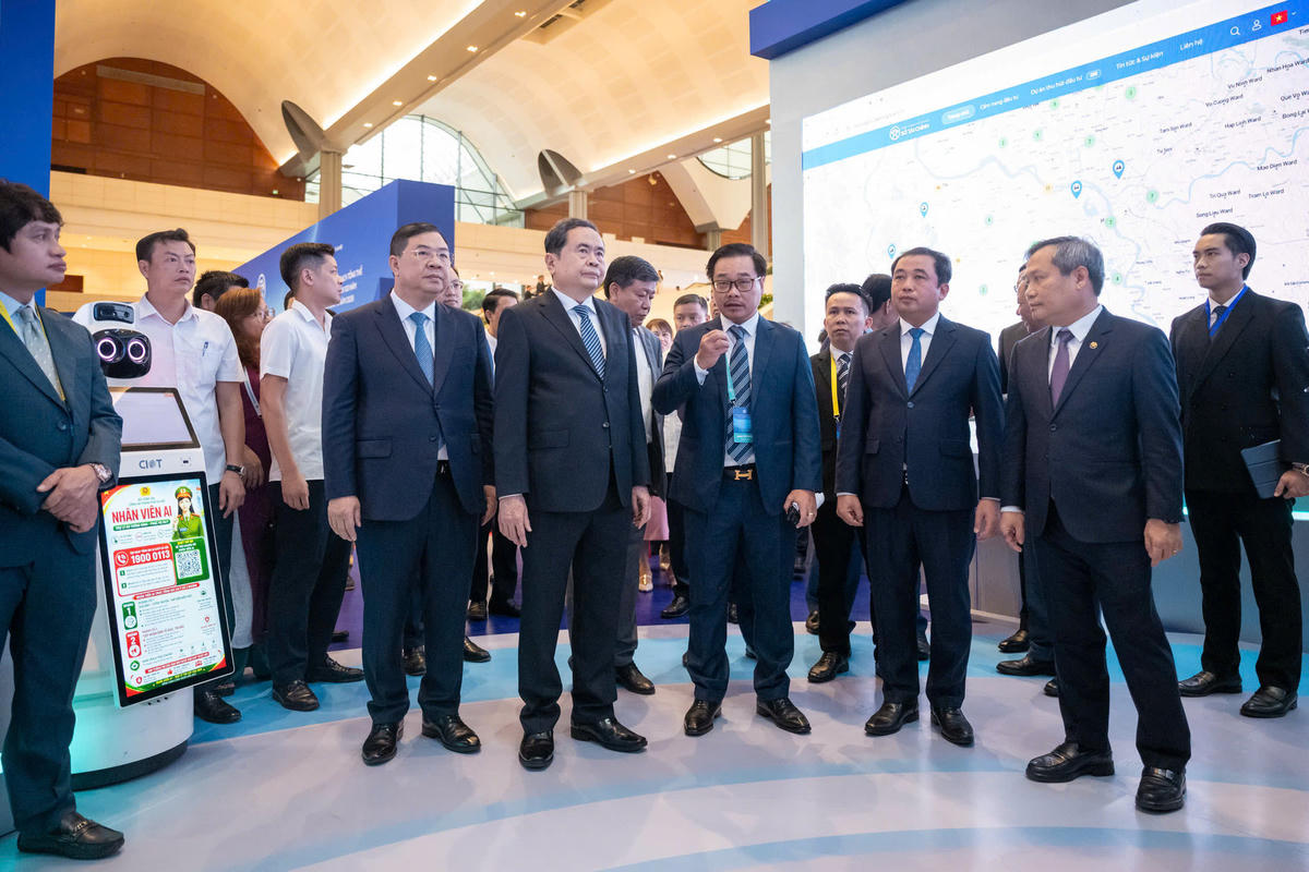 Chủ tịch Quốc hội Trần Thanh Mẫn nghe giới thiệu về Quy hoạch tổng thể Thủ đô Hà Nội tầm nhìn 100 năm.