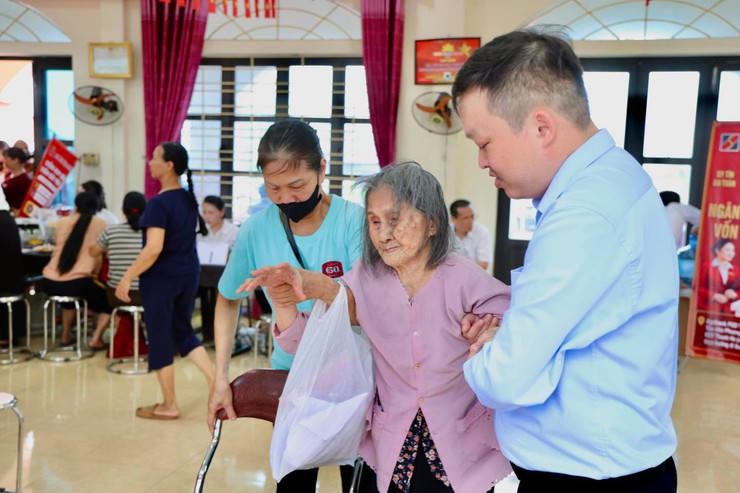 Đối với người cao tuổi và các trường hợp gặp khó khăn trong đi lại, lực lượng phục vụ chủ động hỗ trợ từ khâu tiếp đón, hướng dẫn đến ưu tiên giải quyết thủ tục, góp phần rút ngắn thời gian chờ đợi và tạo sự hài lòng cho người dân.