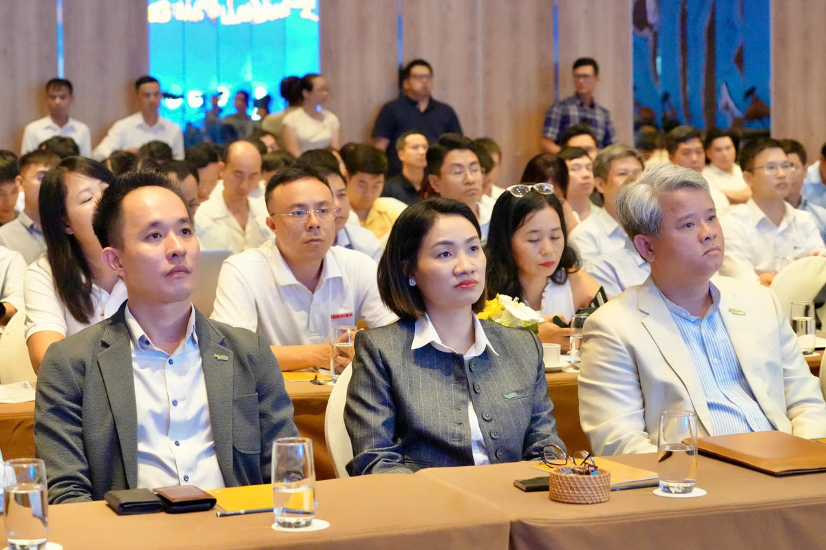 Các đại biểu tham dự.