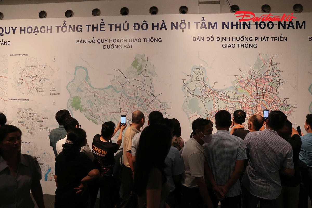 Người dân tham quan triển lãm quy hoạch Hà Nội tầm nhìn 100 năm