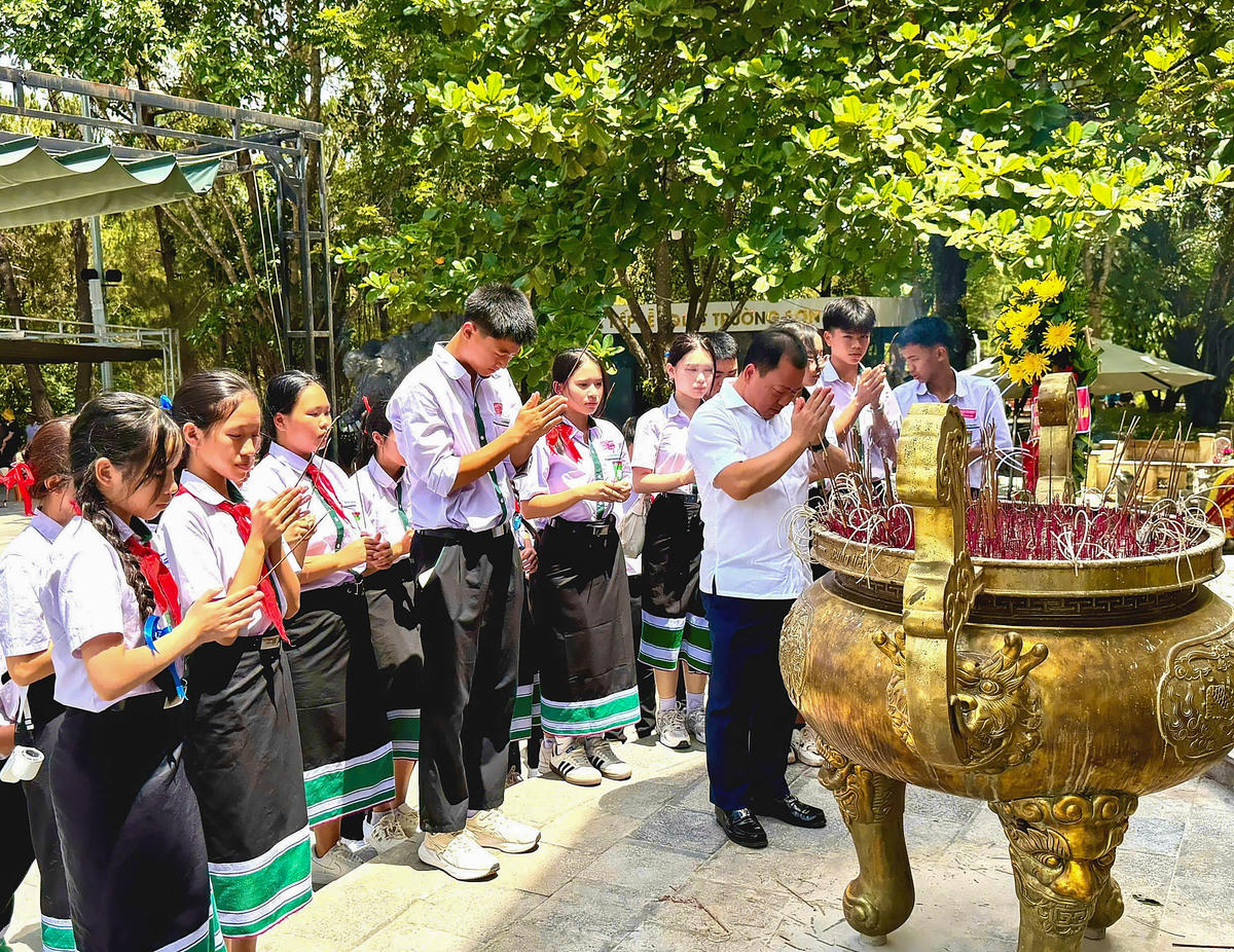 Đoàn Trường song ngữ Lào - Việt Nam Nguyễn Du trải nghiệm văn hóa, lịch sử Việt Nam