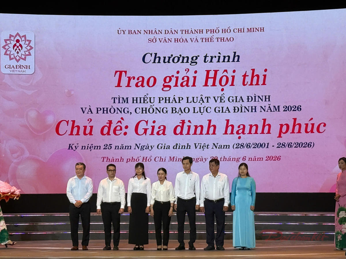 Trao giải Hội thi tìm hiểu pháp luật về gia đình và phòng, chống bạo lực gia đình năm 2026. Ảnh: T.Luân.