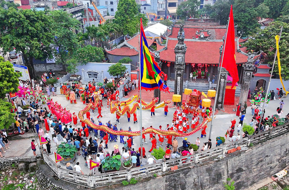 Lễ hội đình Chèm được tổ chức năm nay diễn ra từ 28 – 30/6, thu hút đông đảo người dân và du khách tham dự.