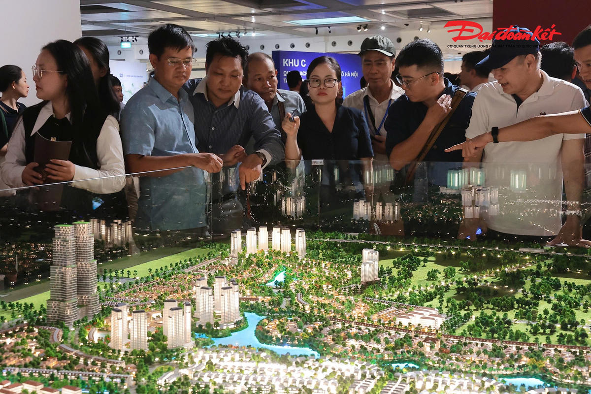 Người dân tham quan triển lãm quy hoạch Hà Nội tầm nhìn 100 năm