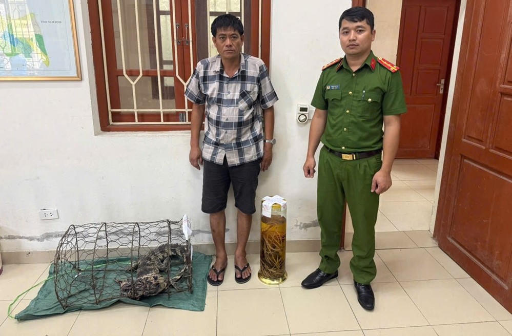 Đối tượng Bùi Ngọc Tài cùng tang vật. Ảnh Công an tỉnh Ninh Bình.