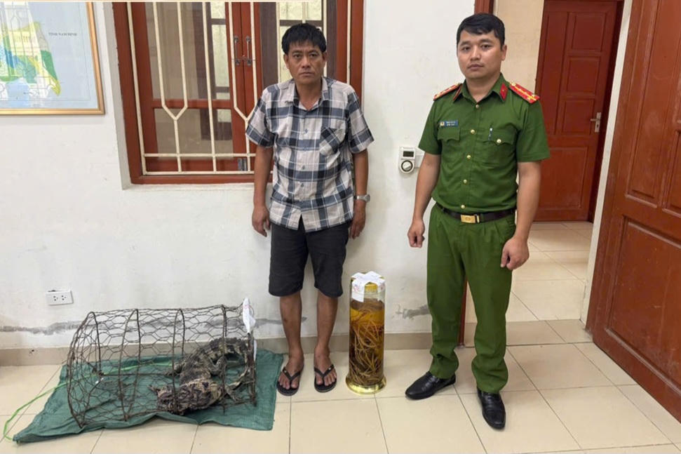 Bùi Ngọc Tài cùng tang vật của vụ án. Ảnh: CANB