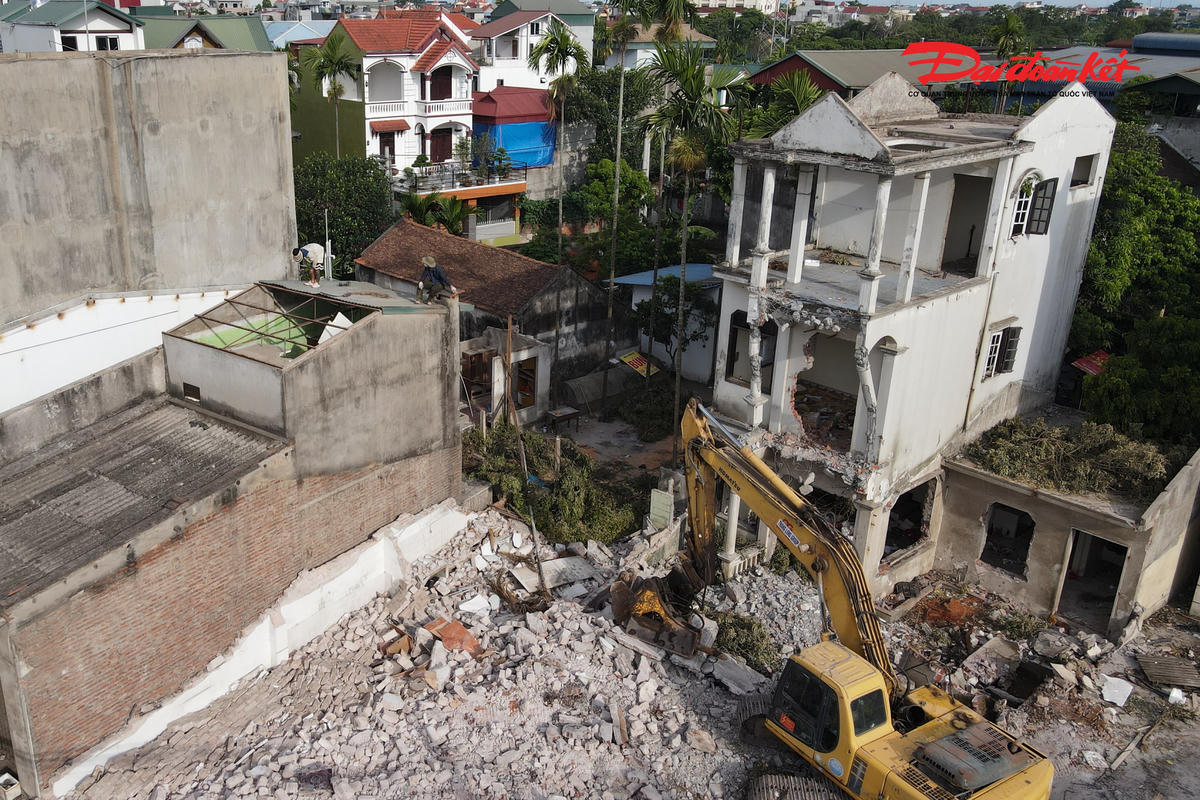 Sau thời gian triển khai, những tháng gần đây, công tác giải phóng mặt bằng được các địa phương đẩy mạnh, tạo điều kiện thuận lợi để các nhà thầu tăng tốc thi công trên nhiều đoạn tuyến.