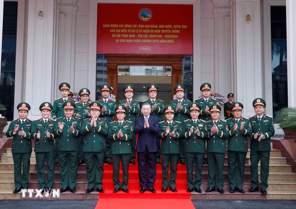 Tổng Bí thư, Chủ tịch nước Tô Lâm, Bí thư Quân ủy Trung ương và các đại biểu. (Ảnh: Thống Nhất/TTXVN)