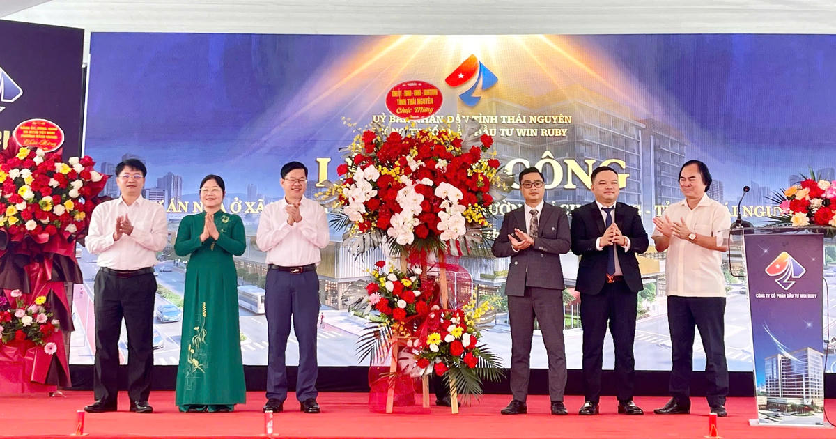 Phó Bí thư Tỉnh ủy, Chủ tịch Ủy ban MTTQ Việt Nam tỉnh Thái Nguyên Đinh Quang Tuyên tặng hoa chúc mừng Công ty CP Đầu tư WIN RUBY. Ảnh: TNGOP.