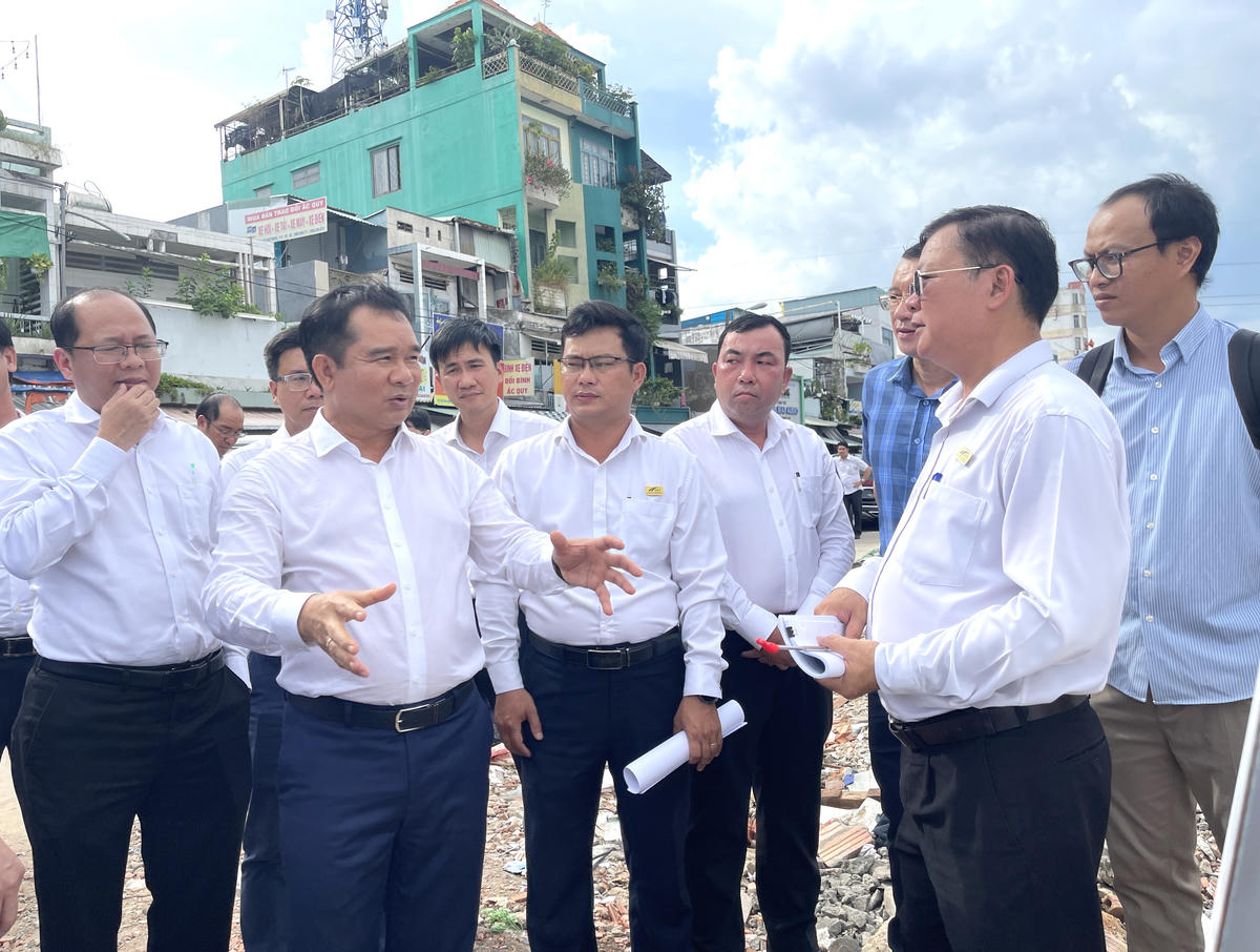Ông Nguyễn Văn Được yêu cầu đơn vị thi công đẩy nhanh tiến độ hoàn thành dự án. Ảnh: Đ.Xá.