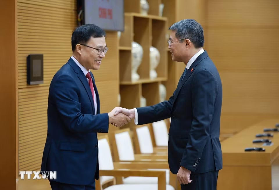 Thủ tướng Lê Minh Hưng tiếp ông Choi Young Sam, Đại sứ Hàn Quốc tại Việt Nam đến chào từ biệt nhân dịp kết thúc nhiệm kỳ công tác. (Ảnh: Dương Giang/TTXVN)