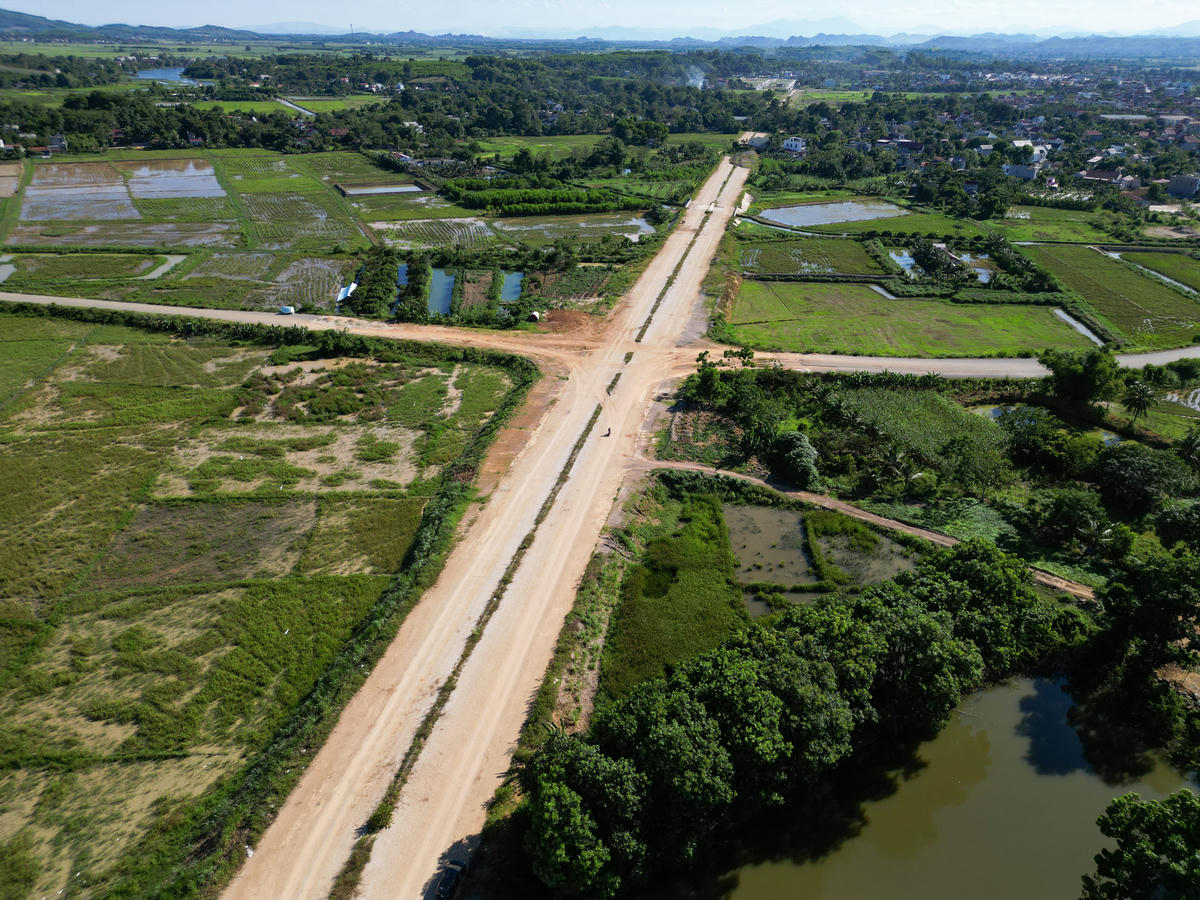 Tuyến đường này có chiều dài 5,293 km, quy mô đường cấp IV đồng bằng kết hợp đoạn đường phố chính đô thị, xây dựng mới một cầu bê tông cốt thép cùng hệ thống thoát nước. Công trình được kỳ vọng sẽ giảm ùn tắc cho khu vực trung tâm thị trấn Kim Tân cũ (nay là xã Kim Tân), bảo đảm an toàn tuyến đê tả sông Bưởi, tăng cường kết nối giao thông, tạo dư địa phát triển đô thị và thúc đẩy kinh tế - xã hội địa phương. Theo quyết định ban đầu, dự án thực hiện trong giai đoạn 2022-2025. Ảnh: Đình Minh