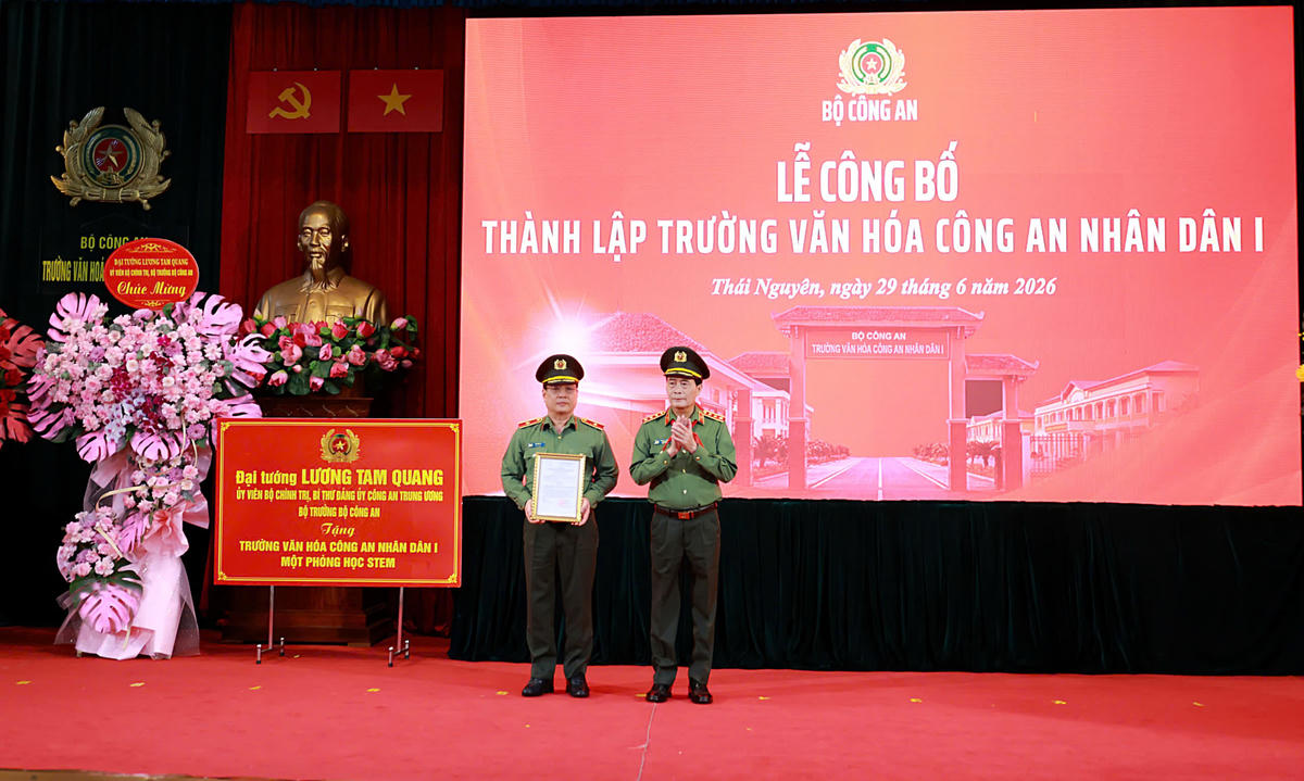 Thượng tướng Lê Quốc Hùng, Ủy viên Trung ương Đảng, Thứ trưởng Bộ Công an trao Quyết định thành lập Trường Văn hóa Công an nhân dân I cho Công an tỉnh Thái Nguyên. Ảnh: TNGOP.