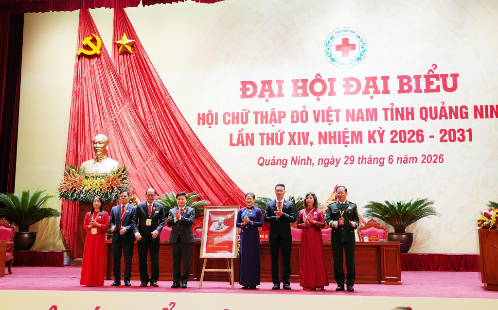 Chủ tịch Trung ương Hội Chữ thập đỏ Việt Nam Đỗ Thị Thu Thảo tặng quà chúc mừng Đại hội.