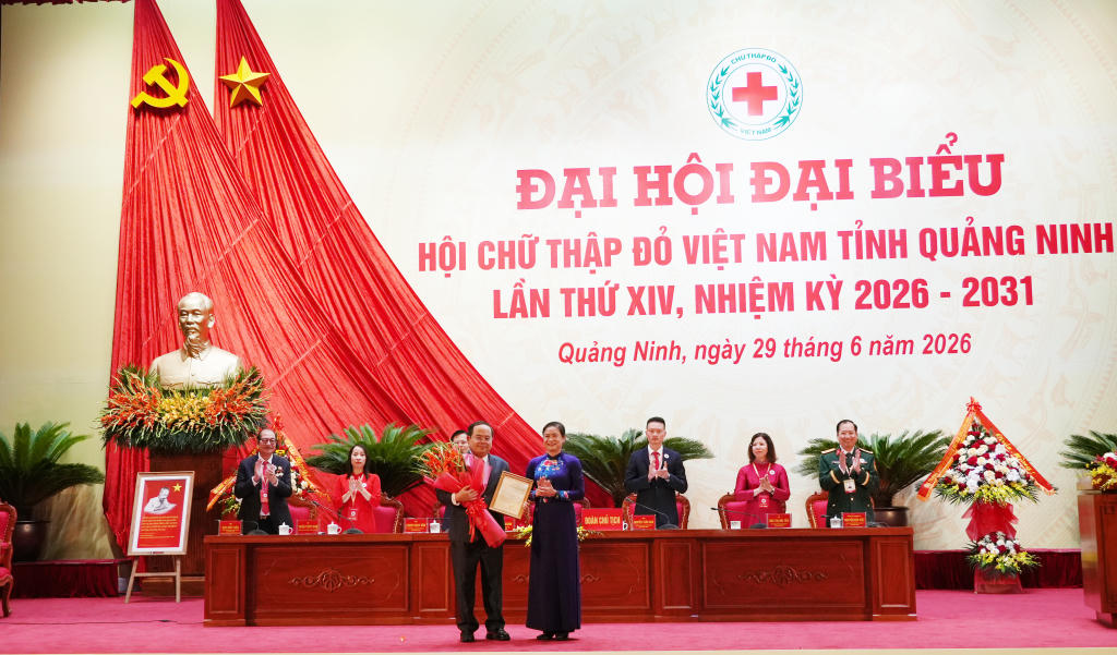 Chủ tịch Trung ương Hội Chữ thập đỏ Việt Nam Đỗ Thị Thu Thảo tặng hoa chúc mừng ông Quản Minh Cường, Ủy viên Trung ương Đảng, Bí thư Tỉnh ủy, Trưởng Đoàn ĐBQH, Chủ tịch danh dự Hội Chữ thập đỏ Việt Nam tỉnh Quảng Ninh nhiệm kỳ 2026 - 2031. 