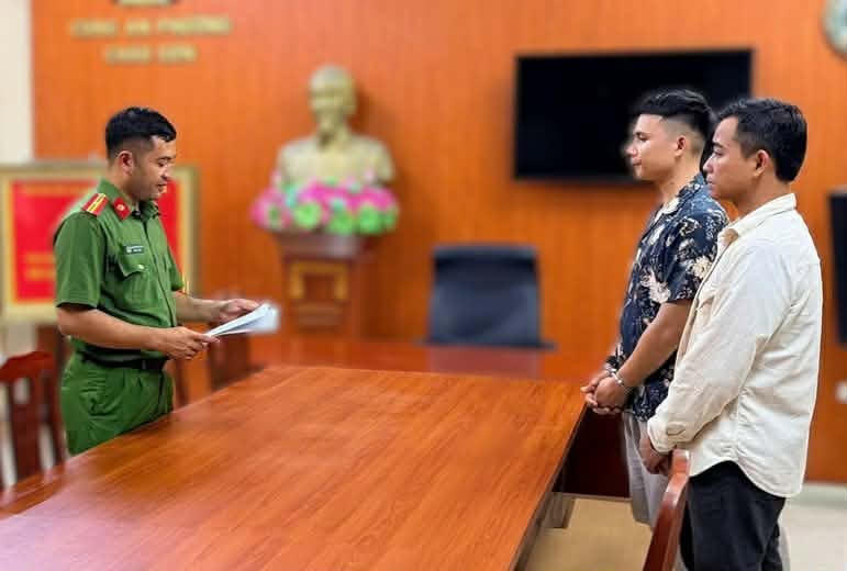 Trần Cao Nam và Trần Quốc Đạt bị tạm giữ khẩn cấp vì gây rối trật tự công cộng. Ảnh: CANB