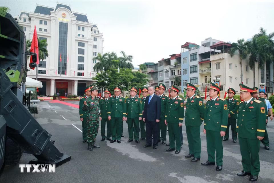 Tổng bí thư, Chủ tịch nước Tô Lâm tham quan triển lãm của Pháo binh-Tên lửa. (Ảnh: Trọng Đức/TTXVN) ​