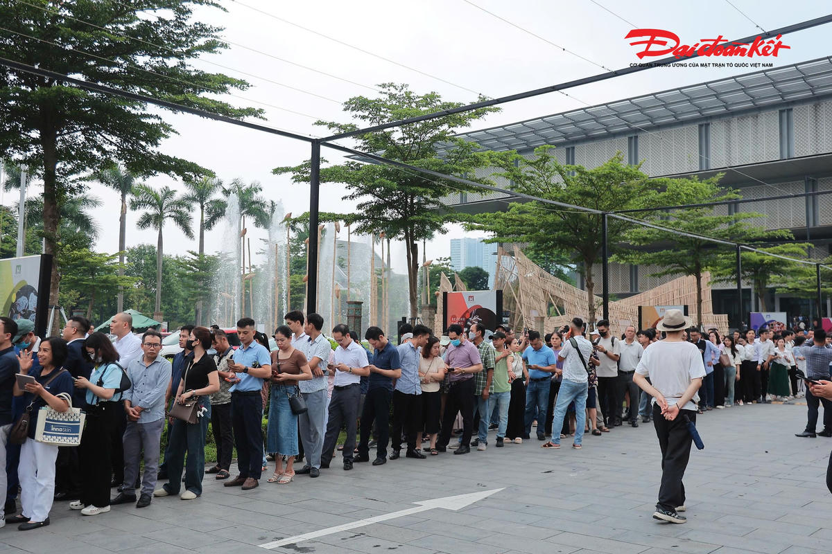 Người dân tham quan triển lãm quy hoạch Hà Nội tầm nhìn 100 năm