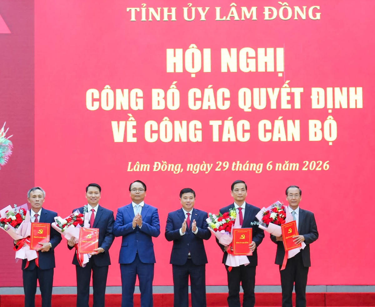 Lãnh đạo tỉnh Lâm Đồng, trao quyết định, tặng hoa chúc mừng các đồng chí cán bộ được bổ nhiệm, luân chuyển tại hội nghị.