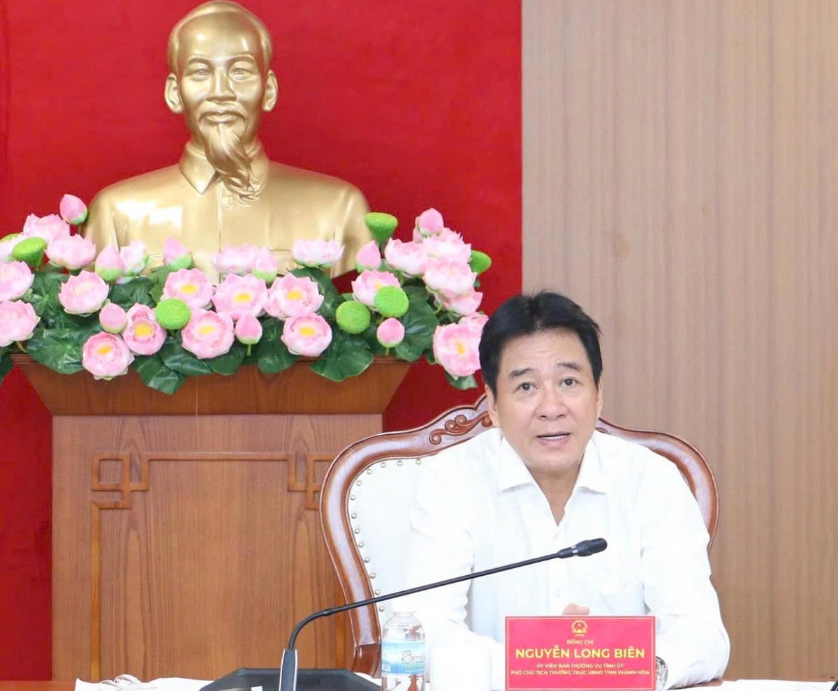 Ông Nguyễn Long Biên, Phó Chủ tịch Thường trực UBND tỉnh Khánh Hòa, phát biểu chỉ đạo tại cuộc họp.