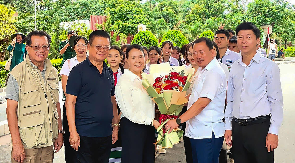 Đoàn Trường song ngữ Lào - Việt Nam Nguyễn Du trải nghiệm văn hóa, lịch sử Việt Nam