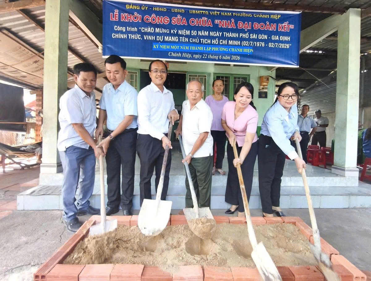 Hỗ trợ người dân sửa chữa nhà Đại đoàn kết tại phường Chánh Hiệp, TP Hồ Chí Minh. Ảnh: HC.