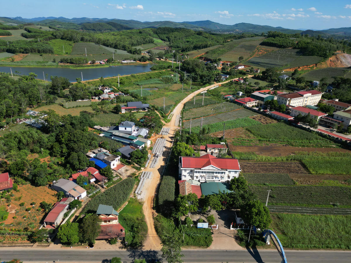 Tại Km5+293,56 (điểm cuối tuyến), giao với Quốc lộ 45 ở phía Bắc xã Kim Tân, tình trạng cũng diễn ra tương tự khi nhiều nhà dân nằm trong dự án chưa di dời. Ảnh: Đình Minh