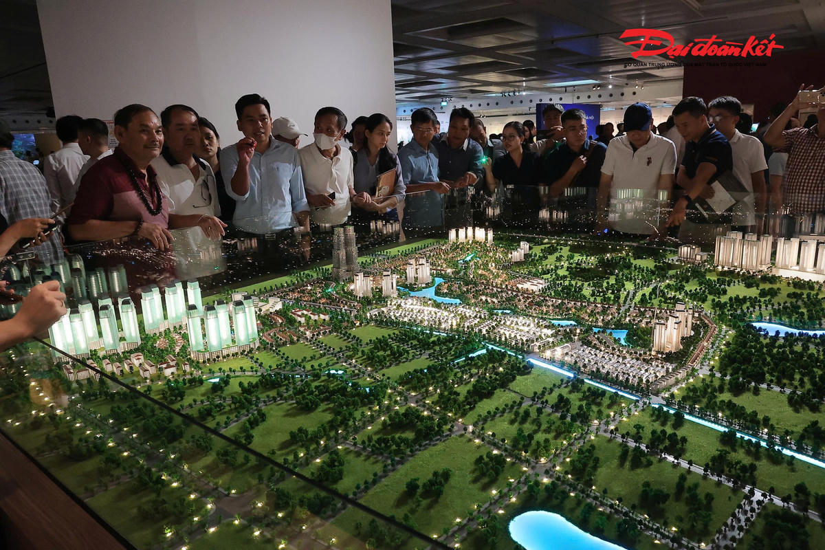 Người dân tham quan triển lãm quy hoạch Hà Nội tầm nhìn 100 năm
