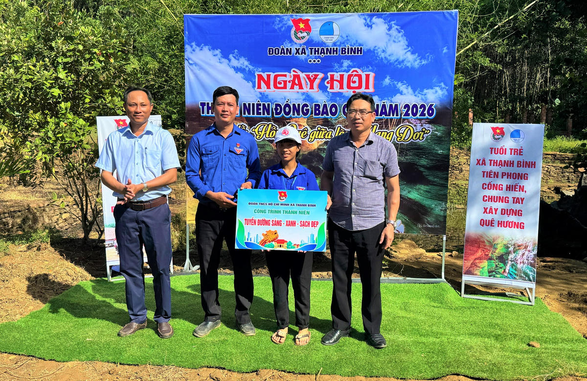 Lãnh đạo UBND xã Thạnh Bình trao công trình tuyến đường sáng-xanh-sạch đẹp cho đoàn xã Thạnh Bình. Ảnh: NT.