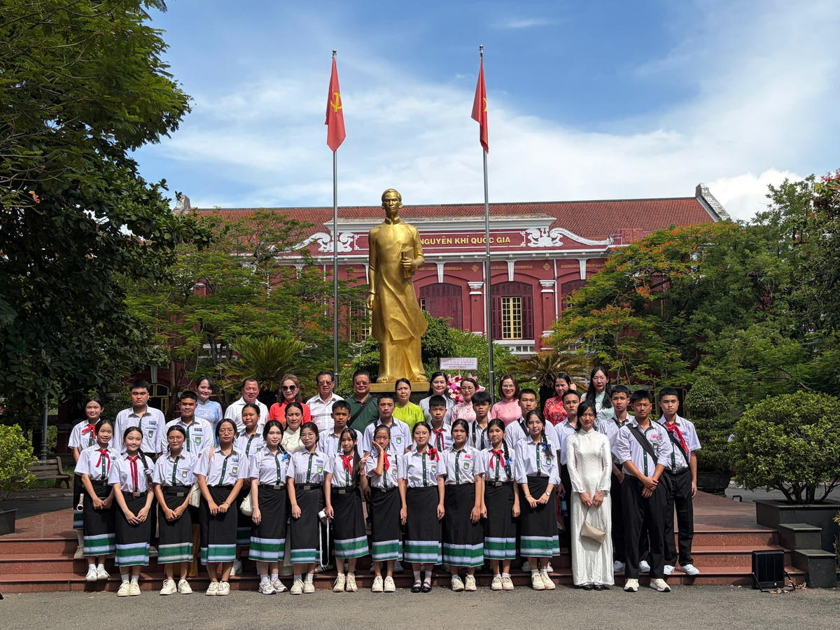 Đoàn đại biểu Trường song ngữ Lào - Việt Nam dâng hoa tại tượng đài Chủ tịch Hồ Chí Minh.