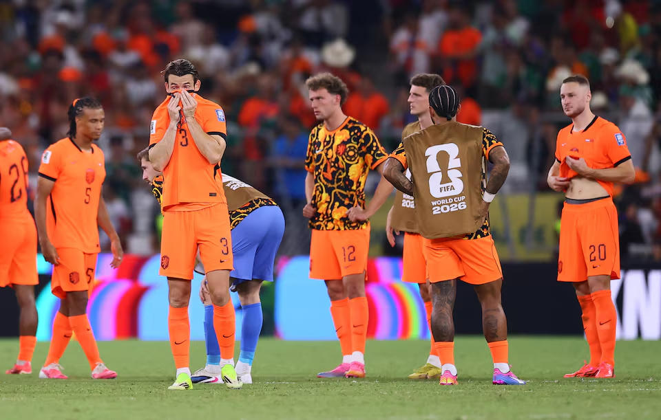 Marten de Roon của Hà Lan và các đồng đội trông thất vọng sau trận đấu khi Hà Lan bị loại khỏi World Cup. Nguồn: Reuters.