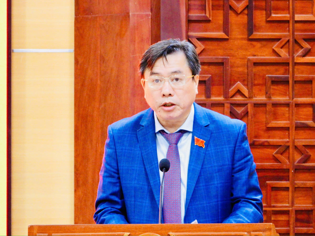 Ông Trần Hữu Thế, Phó Chủ tịch Thường trực Ủy ban MTTQ Việt Nam tỉnh trình bày công tác tham gia xây dựng chính quyền 6 tháng đầu năm 2026 của Ủy ban Mặt trận Tổ quốc Việt Nam tỉnh và những ý kiến, kiến nghị của Ủy ban MTTQ Việt Nam tỉnh đối với HĐND, UBND tỉnh. Ảnh: Thanh Nga.