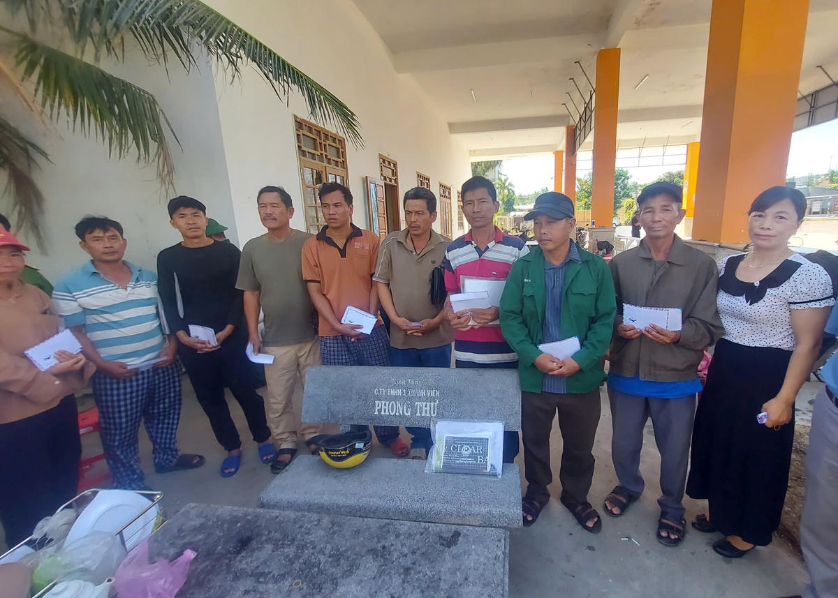 Chính quyền xã Cát Tiến hỗ trợ ngư dân có tàu cá bị cháy dẫn đến hư hỏng nặng. Ảnh: ĐS.
