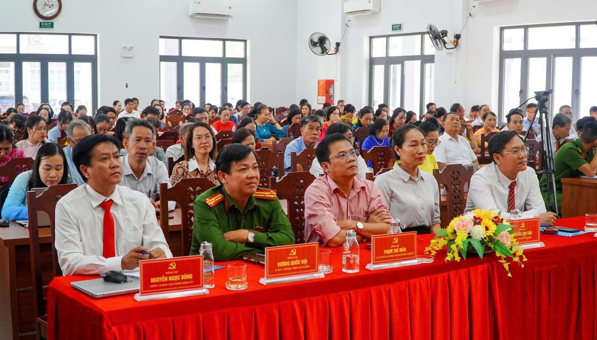 Các đại biểu tham dự hội nghị công bố các nghị quyết, quyết định về sắp xếp, kiện toàn tổ chức và hoạt động của thôn, tổ dân phố. Ảnh: NT.