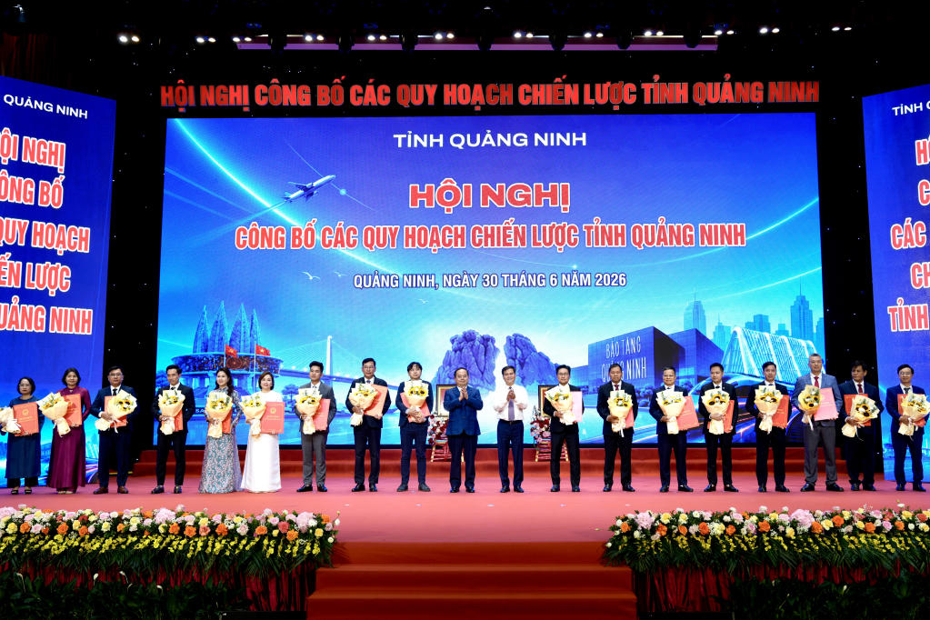 Bí thư Tỉnh ủy Quảng Ninh Quản Minh Cường và Chủ tịch UBND tỉnh Quảng Ninh Bùi Văn Khắng trao Quyết định chấp thuận chủ trương đầu tư; Quyết định thành lập Cụm công nghiệp; Giấy chứng nhận đăng ký đầu tư cho đại diện các dự án.