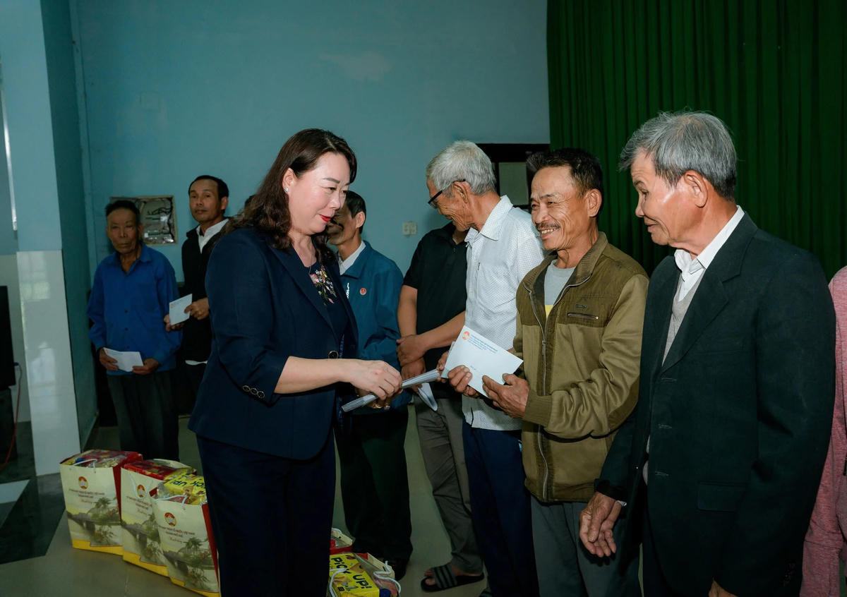 Thời gian qua, Mặt trận các cấp trên địa bàn thành phố Huế đã huy động nhiều nguồn lực để chăm lo đời sống của người dân. Ảnh: T.S.
