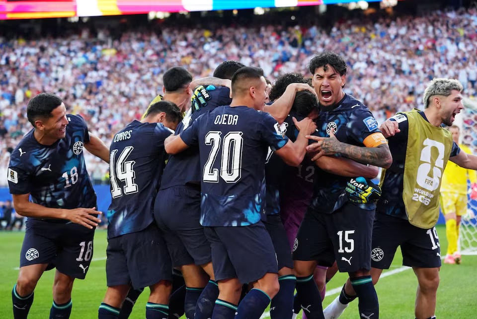 Gustavo Gomez của Paraguay và các đồng đội ăn mừng chiến thắng loạt sút luân lưu, giúp Paraguay giành quyền vào vòng 16 đội của World Cup. Nguồn: Reuters.
