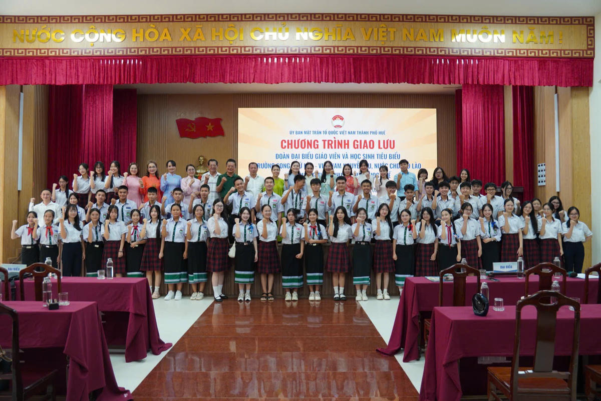 Đoàn đại biểu Trường song ngữ Lào - Việt Nam Nguyễn Du giao lưu với thầy và trò Trường THPT Chuyên Quốc học Huế.