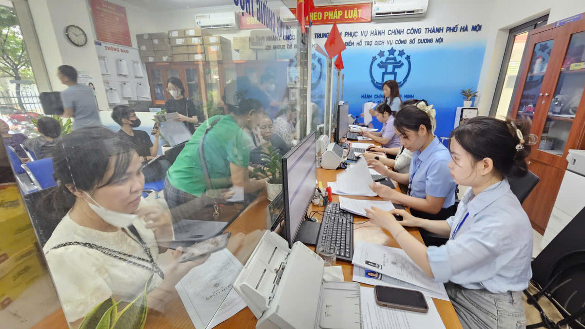 Người dân đi làm thủ tục hành chính tại phường Dương Nội, TP Hà Nội.	Ảnh: Đạt Lê
