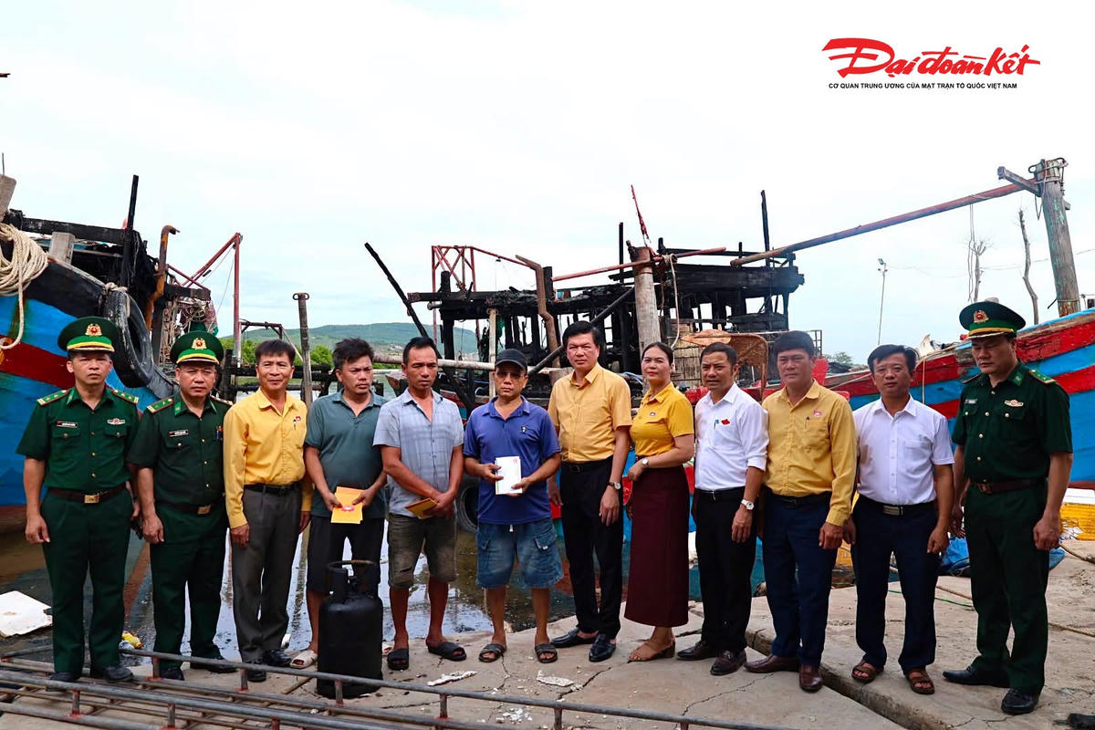 Đại diện lãnh đạo Uỷ ban MTTQ tỉnh Nghệ An trao tiền hỗ trợ cho các chủ tàu cá bị cháy. Ảnh: VC