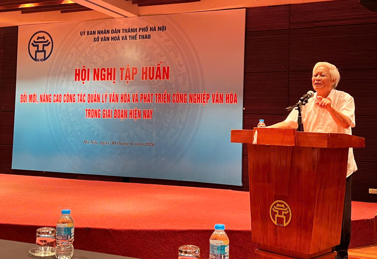 TS Nguyễn Viết Chức - Phó Chủ nhiệm Hội đồng tư vấn về Văn hóa - xã hội (Ủy ban Trung ương Mặt trận Tổ quốc Việt Nam) chia sẻ tại Hội nghị. Ảnh: Minh Huệ.