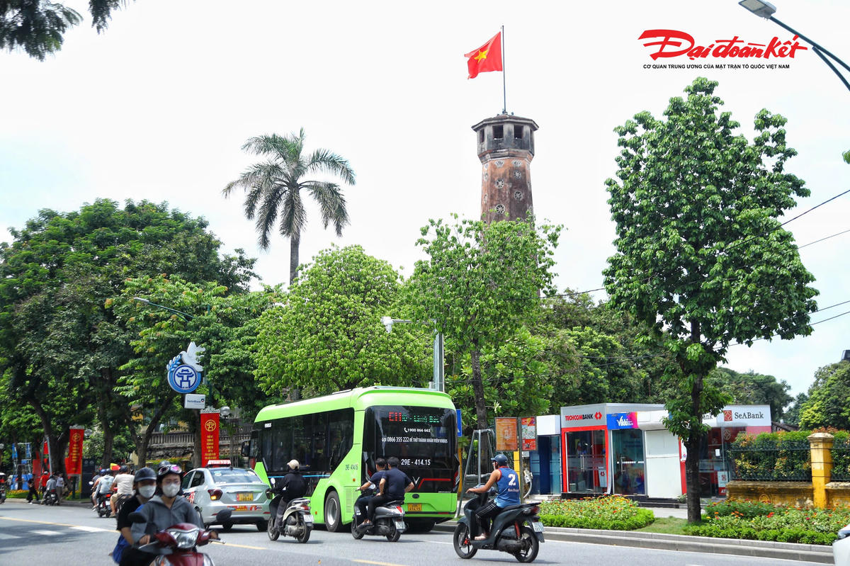 Hà Nội đồng thời miễn phí xe buýt trong Vành đai 1, bố trí hàng trăm điểm gửi xe và phát triển mạng lưới xe đạp công cộng nhằm khuyến khích người dân sử dụng giao thông xanh.