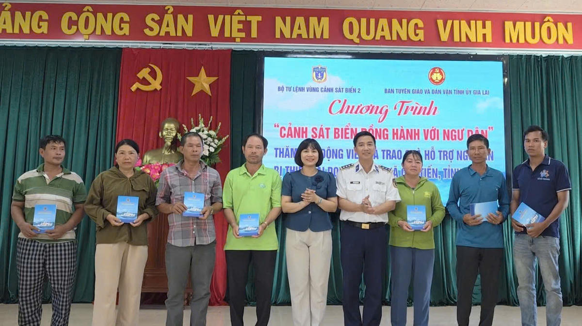 Bộ Tư lệnh Vùng Cảnh sát biển 2 hỗ trợ ngư dân tỉnh Gia Lai gặp nạn. Ảnh: CS.