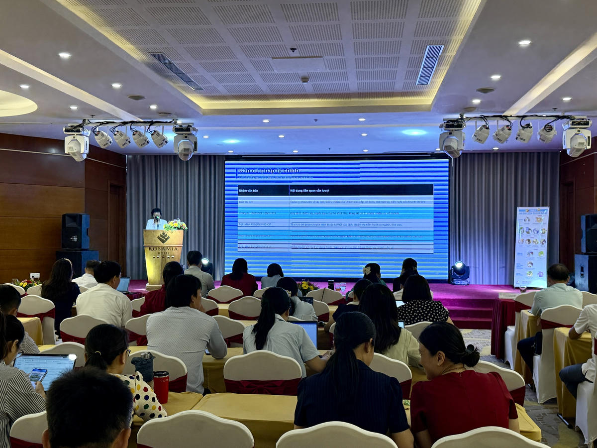 Văn phòng Sở hướng dẫn xử lý các tình huống thực tiễn thường gặp tại địa phương (tiếp nhận, xử lý và chuyển kiến nghị, phản ánh, khiếu nại của du khách; lưu ý xử lý vi phạm hành chính...). Ảnh: Nguyễn Tú.