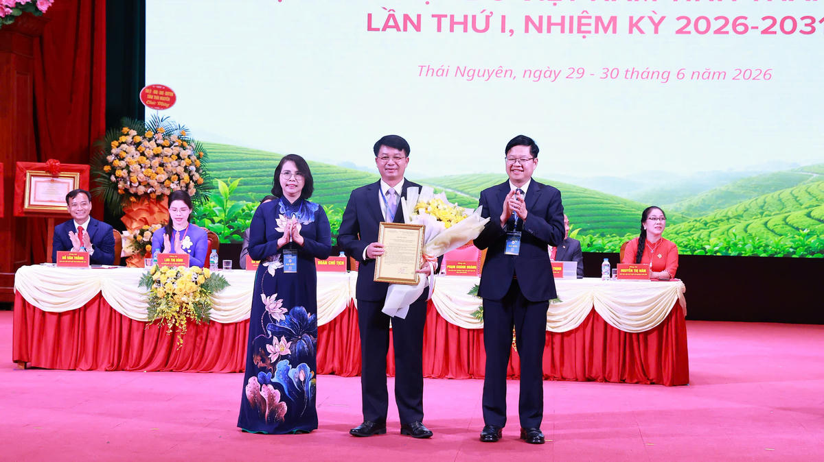 Ông Nông Quang Nhất, Phó Chủ tịch UBND tỉnh Thái Nguyên được bầu là Chủ tịch Danh dự Hội Chữ thập đỏ tỉnh Thái Nguyên. Ảnh: TNGOP.