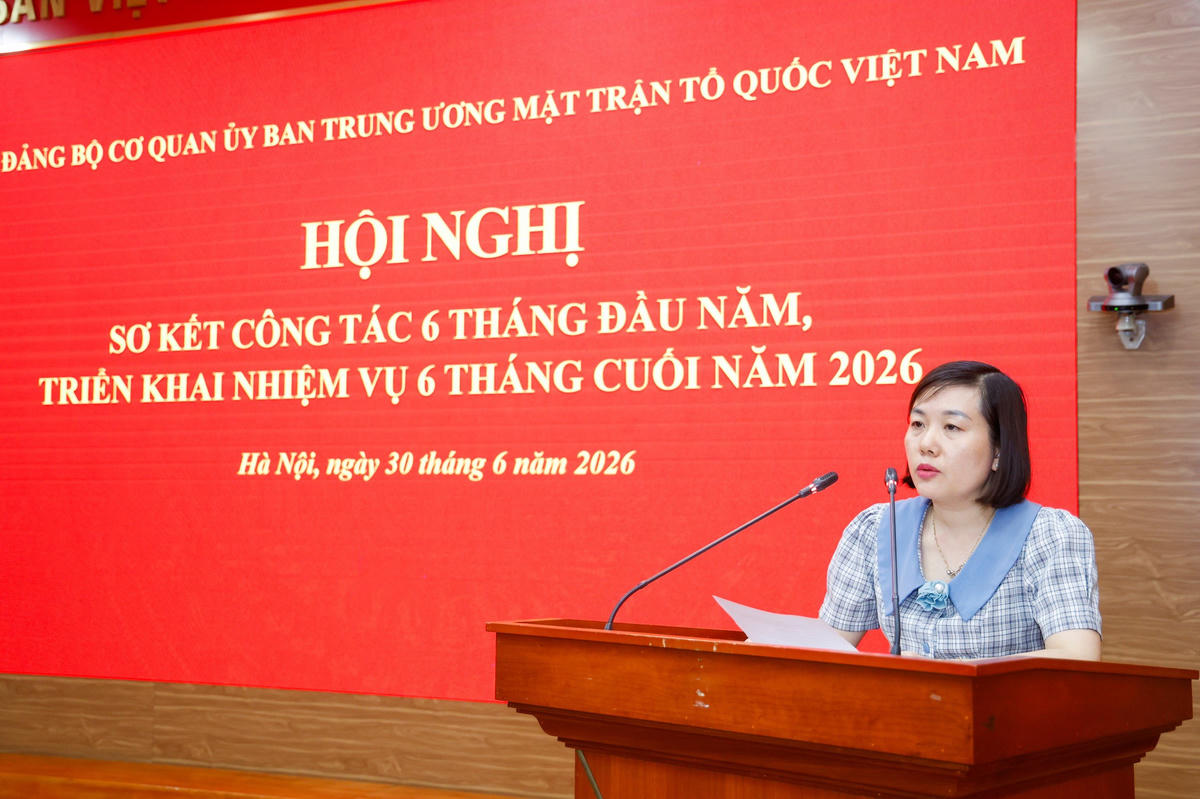  Bà Trần Thị Dung - Phó Chủ nhiệm Ủy ban kiểm tra Đảng ủy cơ quan Ủy ban Trung ương MTTQ Việt Nam phát biểu tại Hội nghị.