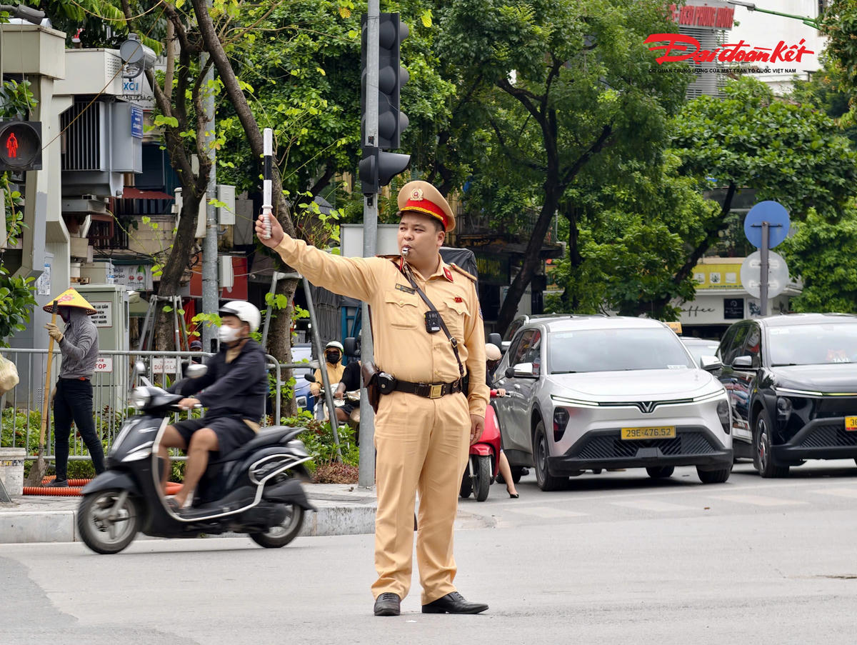 Lãnh đạo Phòng CSGT Hà Nội cho biết, thực tế vận hành trong thời gian qua cho thấy hệ thống camera AI đã hỗ trợ lực lượng CSGT thiết lập 22 tuyến "làn sóng xanh", đồng thời điều chỉnh chu kỳ đèn tín hiệu theo lưu lượng phương tiện thực tế tại toàn bộ 195 nút giao có lắp đặt camera. Nhờ đó, năng lực thông hành tại các nút giao được cải thiện từ 4% đến 18%.